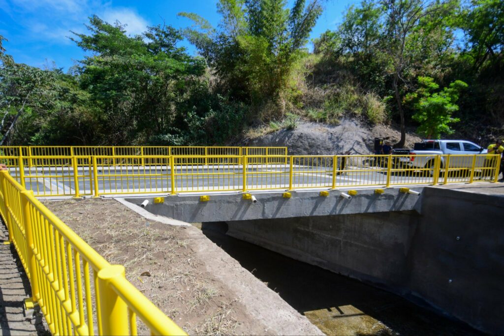 Entregan puente reconstruido que beneficiará a 6 comunidades de Colón