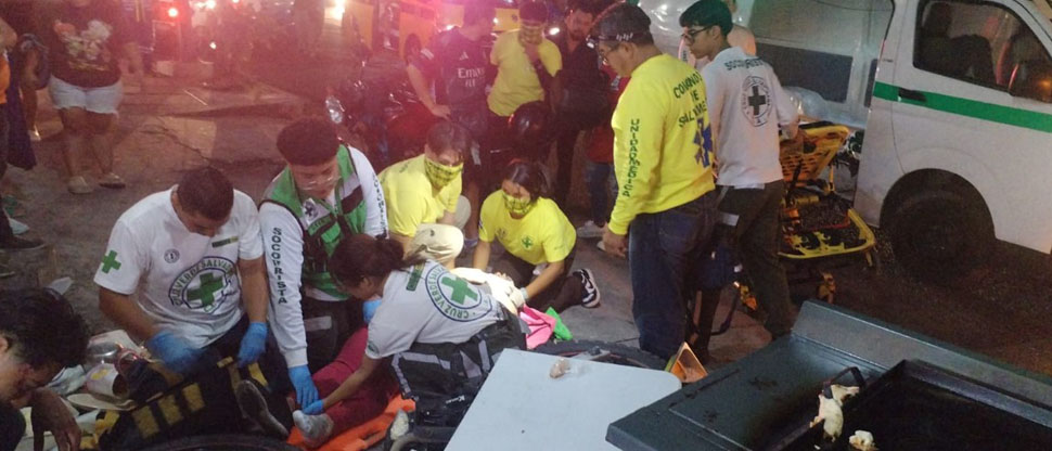 Motociclista se mete a toda velocidad en una pupusería y lesiona a empleada