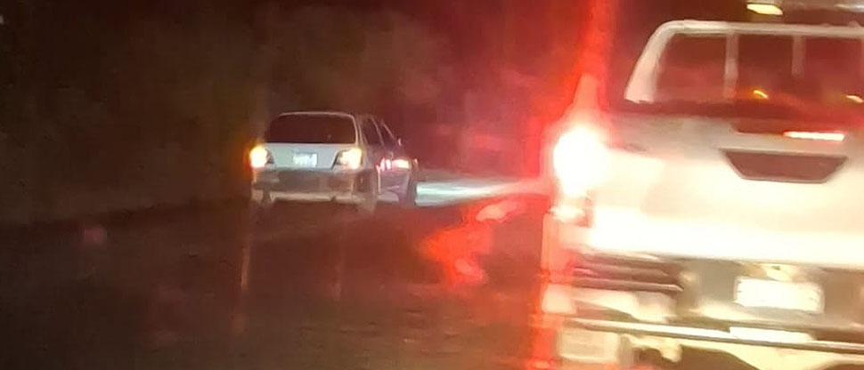 Conductor se avienta en sentido contrario y en el carril auxiliar para evitar tráfico por accidente