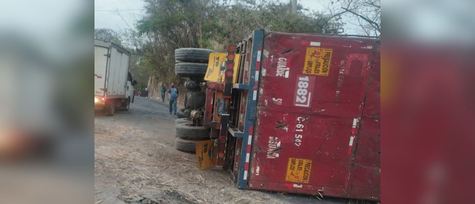 Rastra cañera vuelca en carretera a San José Guayabal, Cuscatlán
