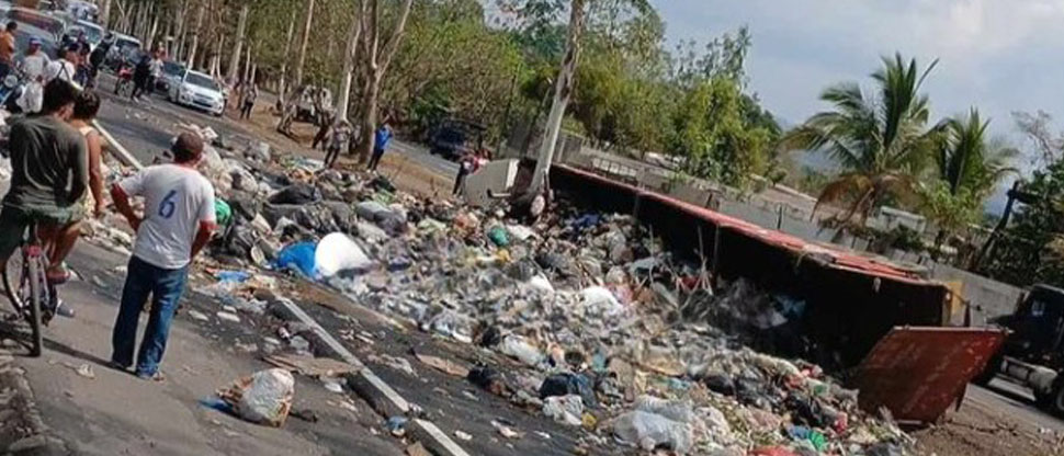 Rastra con desechos sólidos vuelca en carretera Panamericana, San Vicente