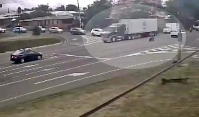Costa Rica: rastra fuera de control se accidenta y arrastra varios vehículos en Heredia