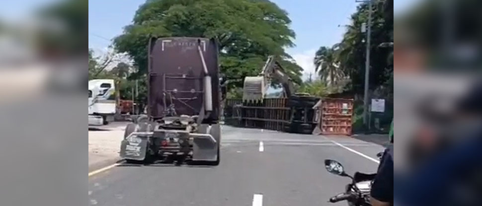 Habilitan paso vehicular tras volcar rastra en carretera que de Santa Ana conduce a San Salvador