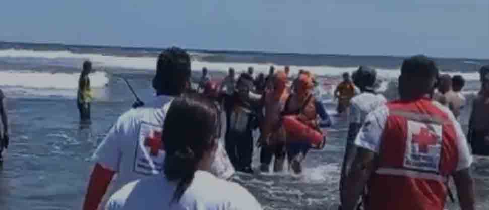 Socorristas rescatan a 3 turistas tras ser jalados por una corriente en  playa El Majahual