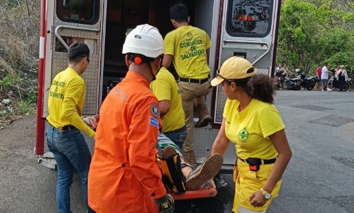 Dos hombres son rescatados tras caer de una ladera de 8 metros en Sonsonate