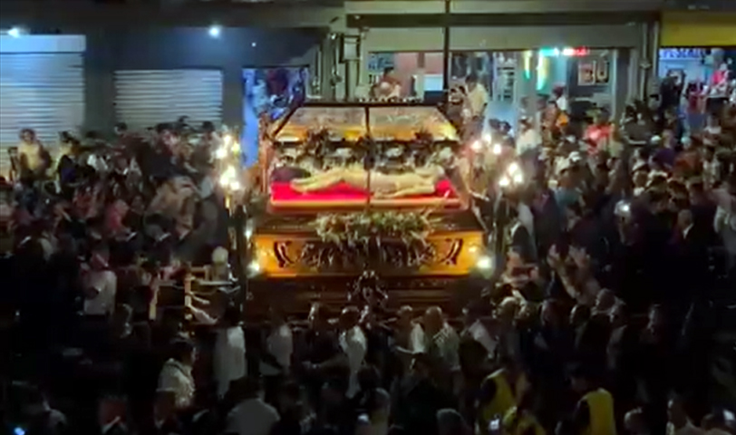 Miles de feligreses participan en la procesión del Santo Entierro en un ambiente de seguridad