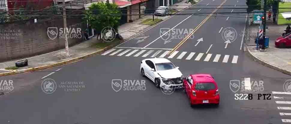 Cámaras captan choque en la avenida Bernal por irrespetar la luz roja del semáforo