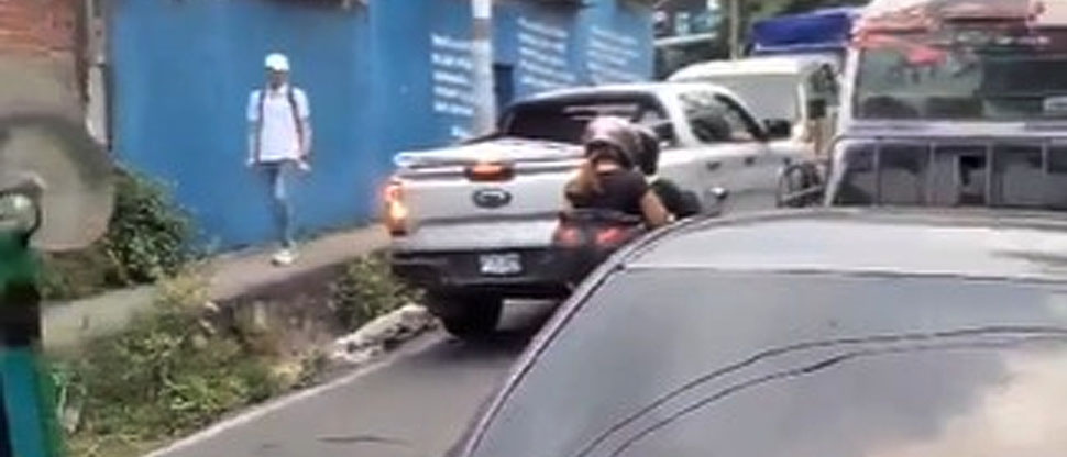 Hacen retroceder a conductor que se aventó en sentido contrario en Soyapango