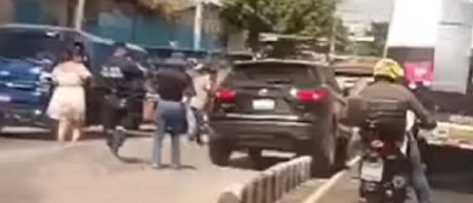 Vehículo termina incrustado en separadores de carril tras accidente en alameda Juan Pablo II