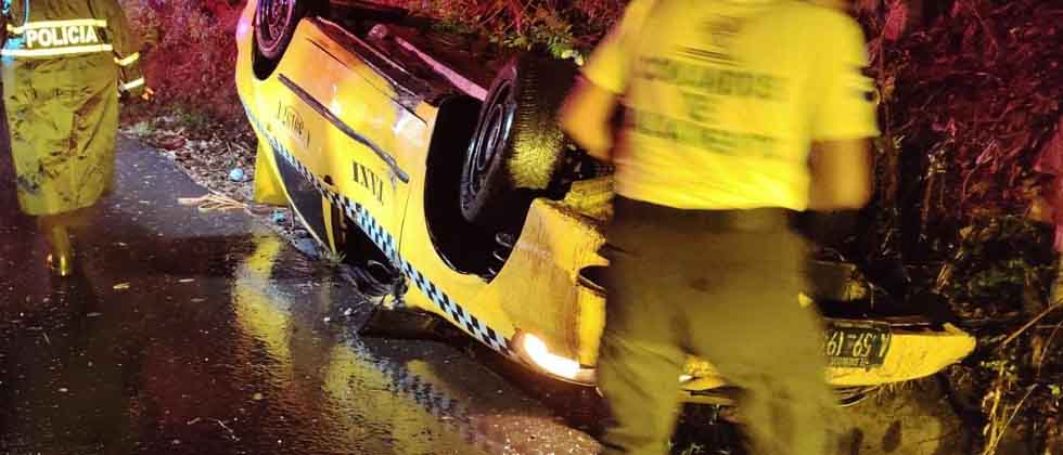 Taxista lesionado tras volcar esta madrugada