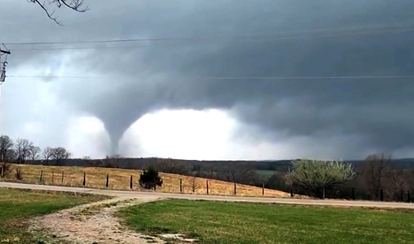 Tornados destructivos azotan el centro de EE.UU.