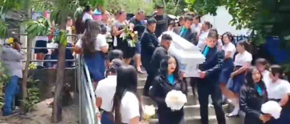 Dan último adiós a estudiante que falleció en choque cuando se dirigía a su escuela