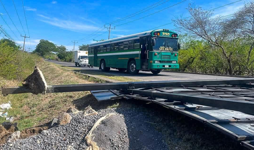 Reportan valla publicitaria caída sobre carretera Ruta Militar en La Unión