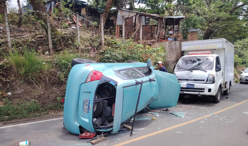 Reportan aparatoso accidente en carretera a San José Villanueva