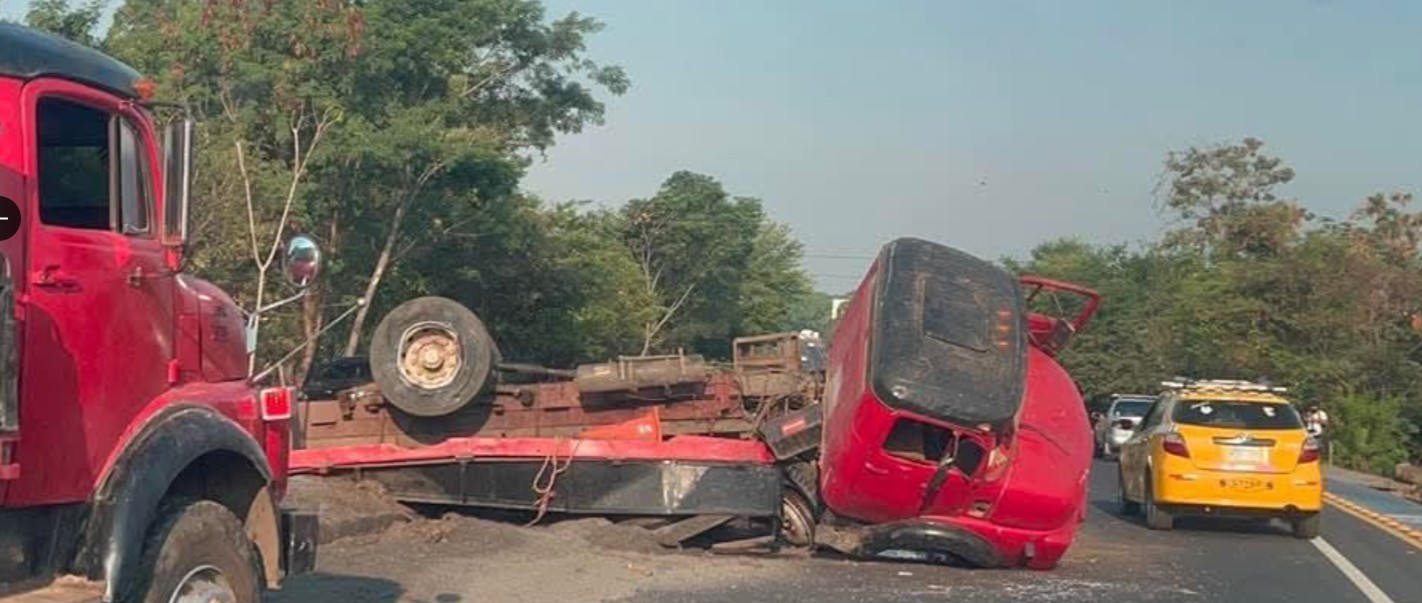 Reportan camión volcado en Usulután