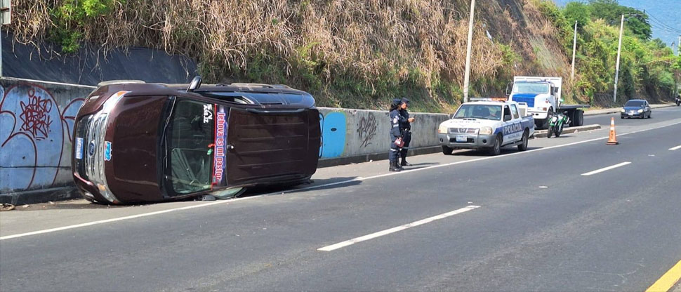 Conductor pierde el control del vehículo y vuelca en carretera de Oro