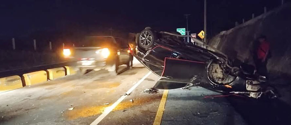 Conductor pierde el control del vehículo y vuelca en bypass de San Miguel