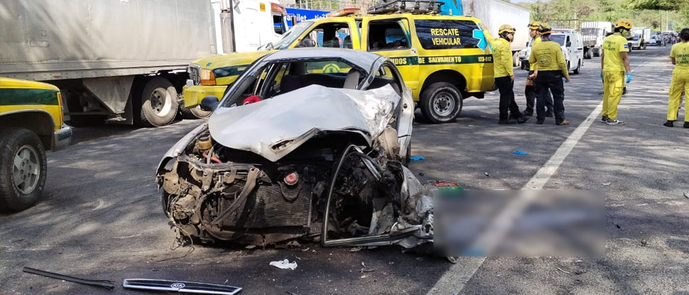 Conductora queda atrapada entre los hierros de su vehículo tras chocar en carretera Troncal del Norte