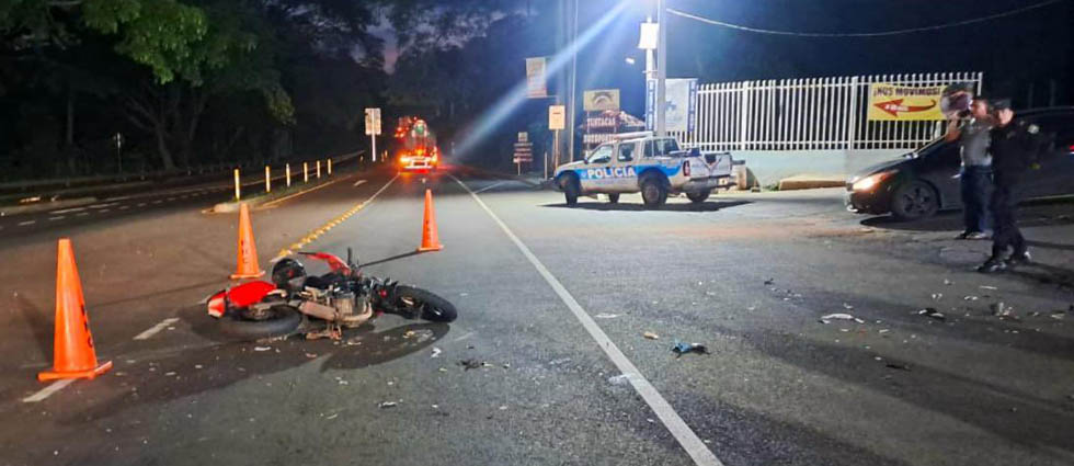 Motociclista acaba en el hospital tras ser golpeado por un pick up que no respetó señal de alto