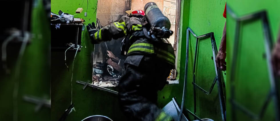 Bomberos sofocan incendio estructural en vivienda de Soyapango