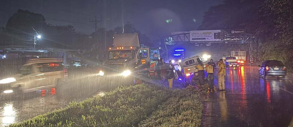 Conductor pierde el control del volante y se accidenta sobre la carretera Panamericana