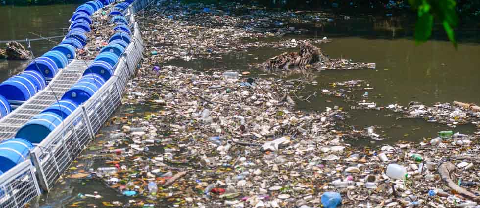 Ríobardas instaladas por el MOPT en playa El Limón retienen toneladas de basura tras cada lluvia