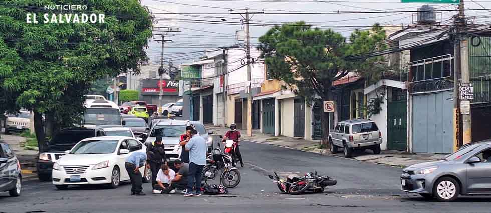 Mujer resulta lesionada tras accidente en transitada zona de San Salvador