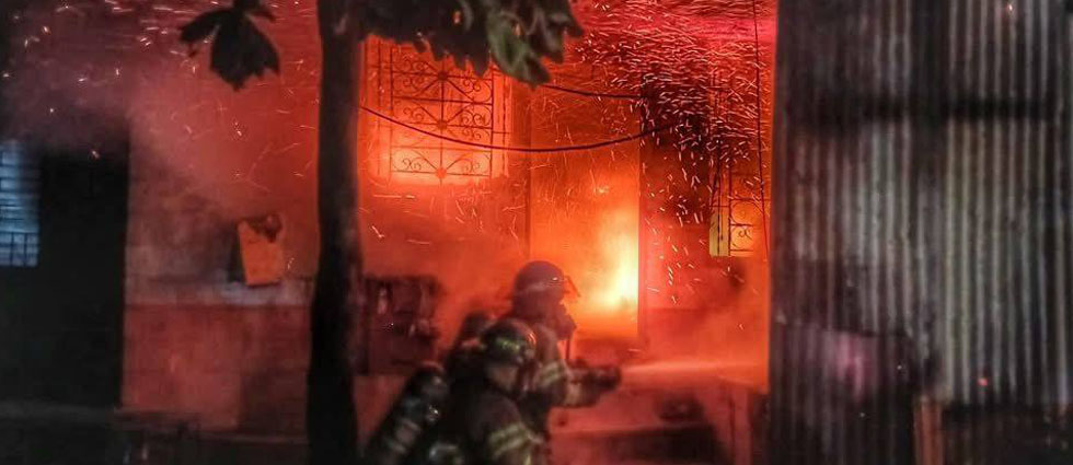 Hombre sufre quemaduras en voraz incendio que consumió vivienda en Apopa