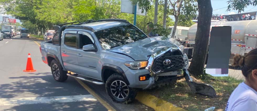 King Flyp estrella su lujoso pick up en Santa Ana