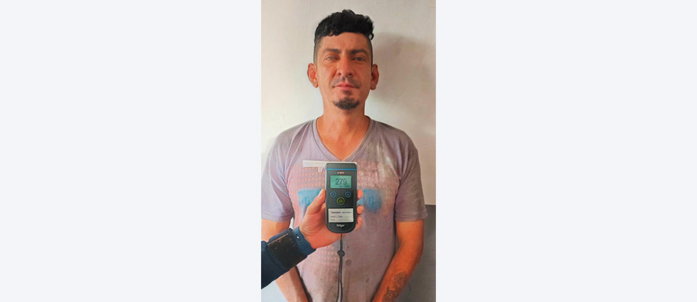 Policías arrestan a sujeto que conducía en evidente estado de ebriedad