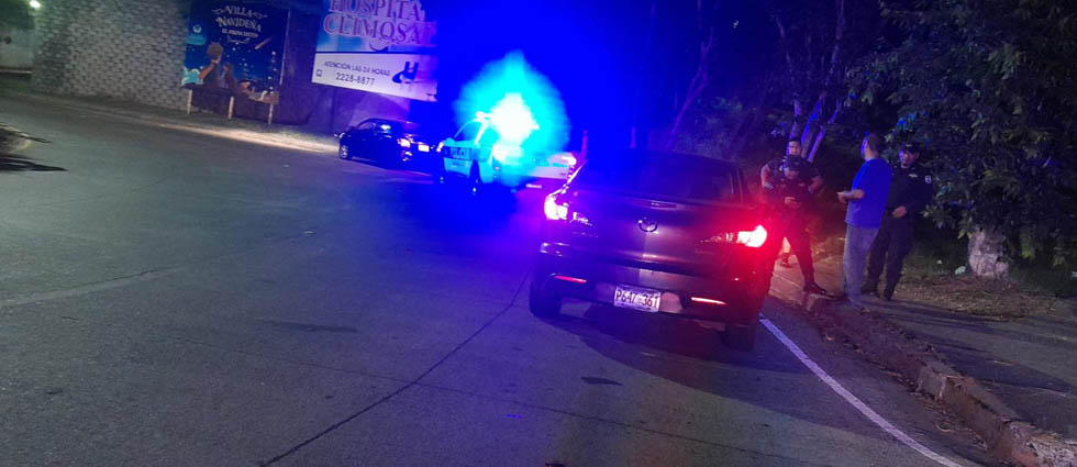 Agentes del CAM auxilian a peatón tras ser arrollado en redondel de Santa Tecla
