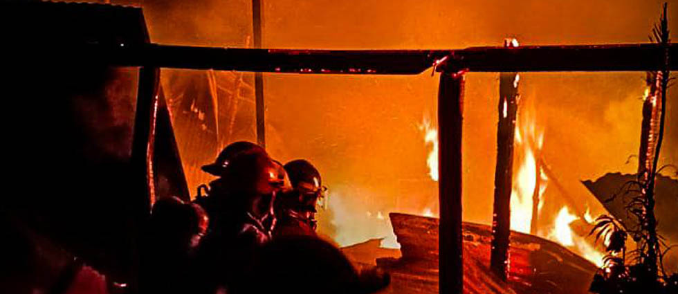 Incendio consume carpintería en Santa Ana esta madrugada de viernes