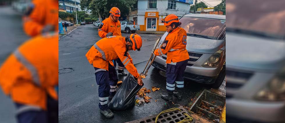 Equipos de Protección Civil realizan limpieza en tragantes para evitar inundaciones por lluvias