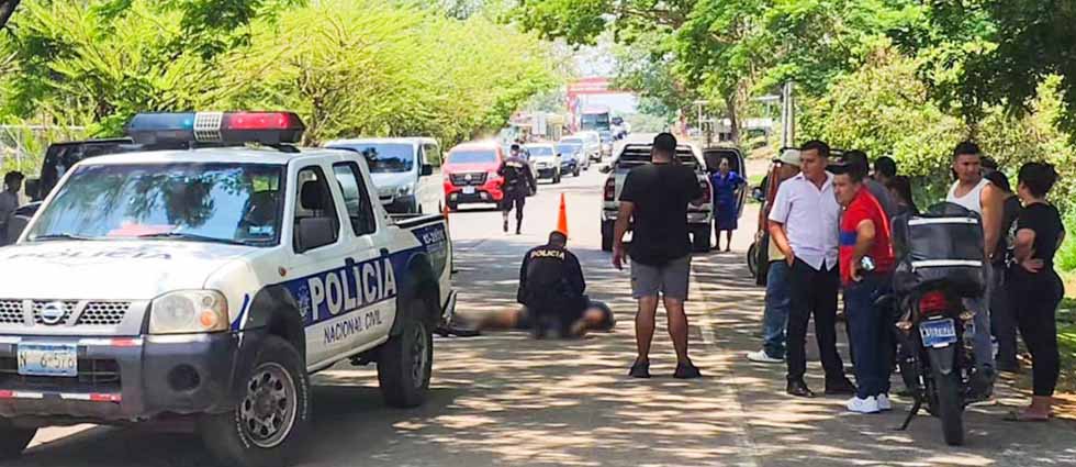 Conductora resulta lesionada tras colisión contra un pick up que iba incorporarse a la carretera Litoral