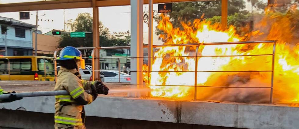 Sofocan incendio en desechos y material en desuso sobre la alameda Juan Pablo II