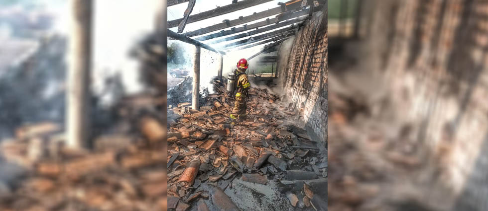 Bomberos sofocan incendio estructural en molienda de Cuscatlán