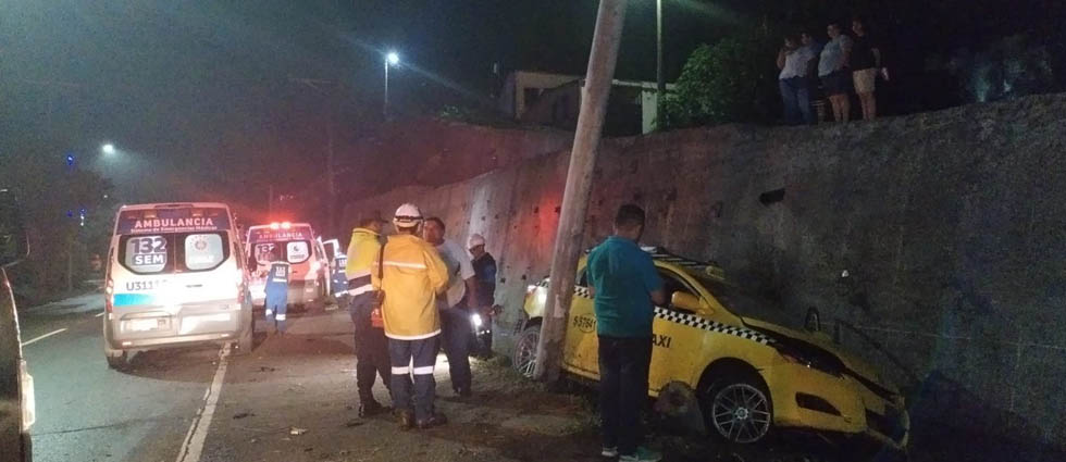 Tres lesionados tras choque de taxi contra un poste carretera al aeropuerto