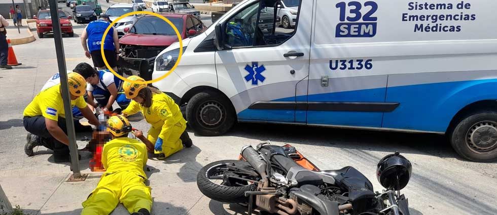 Conductor resulta lesionada tras grave siniestro vial frente a centro comercial de Apopa