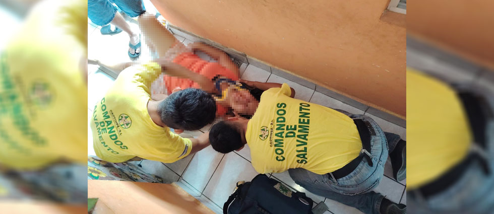 Mujer sufre posible trauma cervical tras caer mientras aseaba su vivienda en Sonsonate