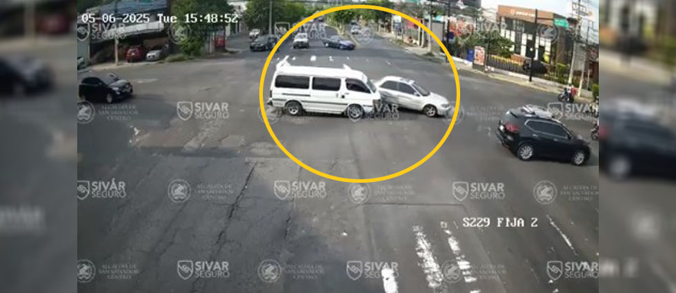 Captan choque entre microbús y sedán en la Juan Pablo II