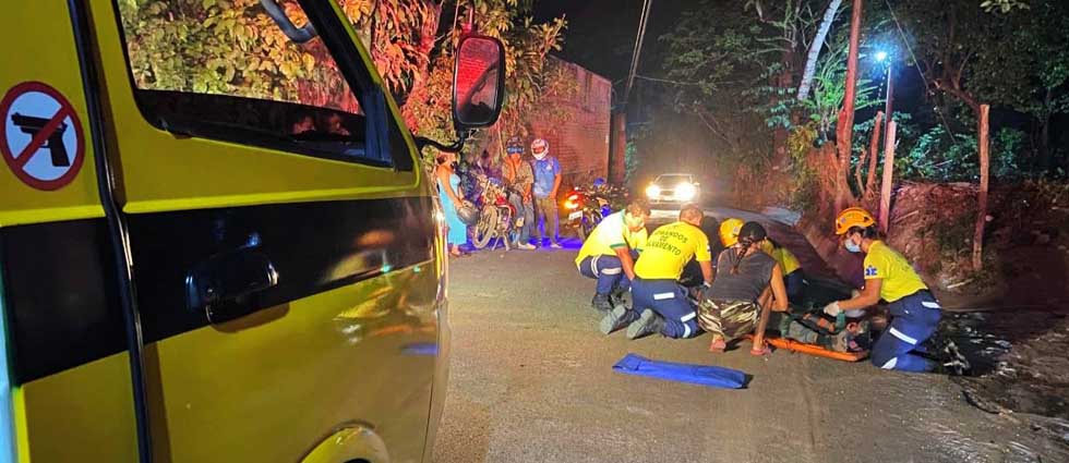 Motociclista ebrio de solo 20 años de edad choca contra un poste y sufre varias lesiones