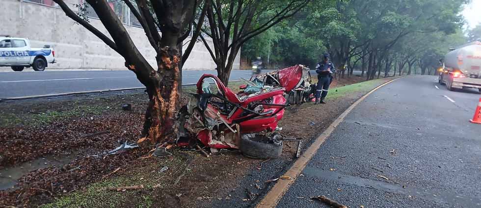 En pedazos, así quedó la Kia Soul tras siniestro vial en Cuscatlán que dejó un fallecido