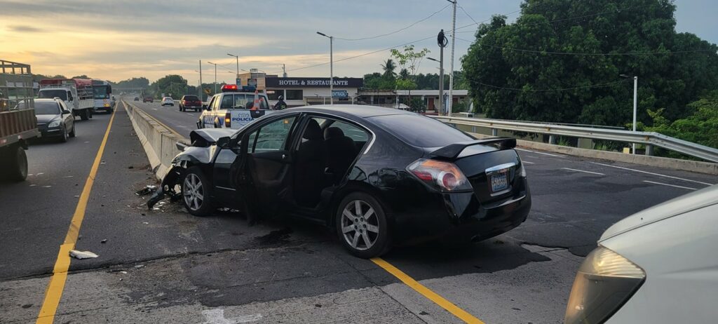 Tres lesionados deja choque de sedán contra separadores de vía en La Paz