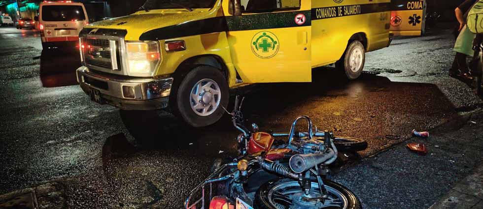 Motociclista sufre fractura al ser arrollado por conductor que se fugó, pero su placa quedó allí