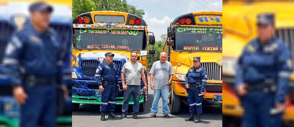 Detienen a veteranos buseros por disputarse la vía durante su recorrido en Santa Ana