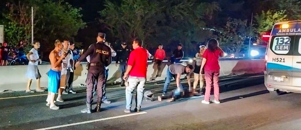 Motociclista se accidenta y la mujer que viajaba con él resulta con graves lesiones en La Paz