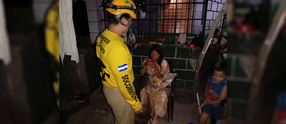 Familia auxilia a ciudadana china que se conducía a pie sobre la carretera Panamericana
