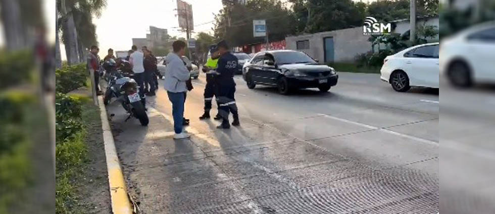 Motociclista arrolla a mujer tras esquivar el golpe de un automóvil en la carretera Panamericana