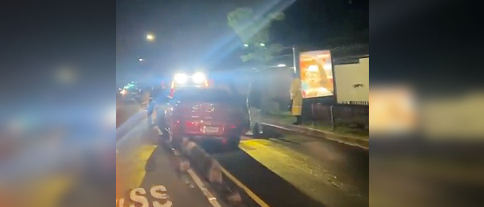 Vehículo queda atascado en separadores de de carriles en alameda Juan Pablo II