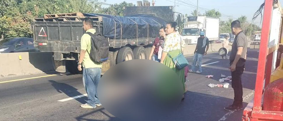 Abuelita queda tendida en el asfalto con una fractura tras ser atropellada en Nejapa
